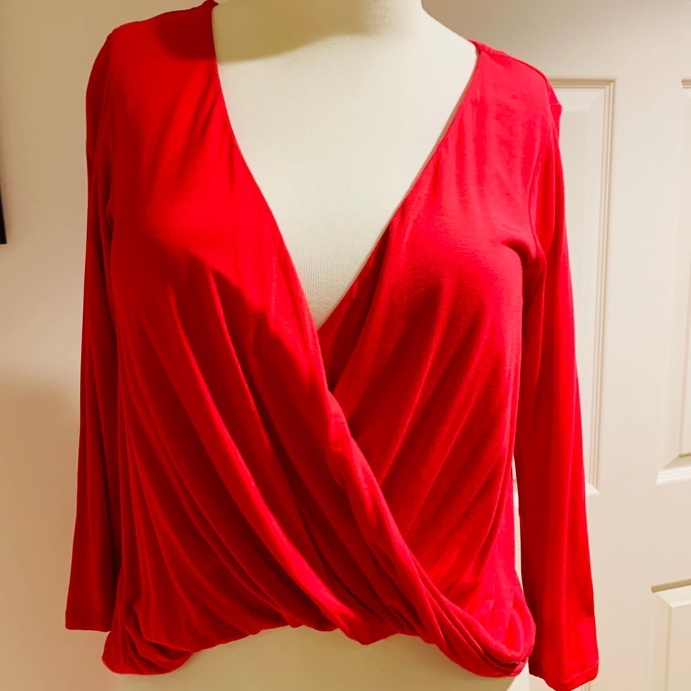 T56- Bebe high Low fuchsia top size S